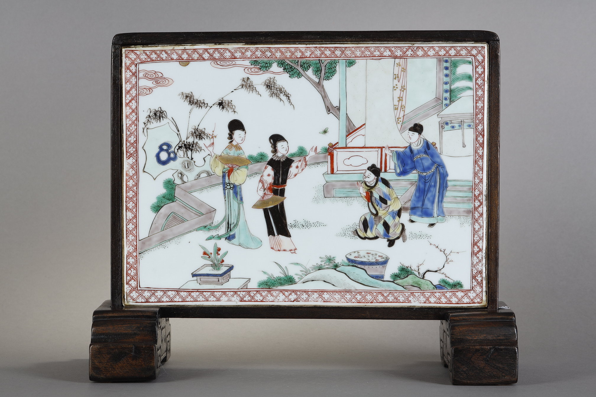 Double-sided Famille Verte porcelain scholar screen with characters on a terrace on one side and a landscape in the style of the master of the rocks on the other. China Kangxi period 1662/1722